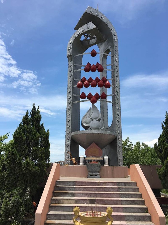 Tượng đài Trung đội anh hùng cầu Quảng Trị bên dòng sông Thạch Hãn (Quảng Trị). Ảnh: Đặng Việt Thủy