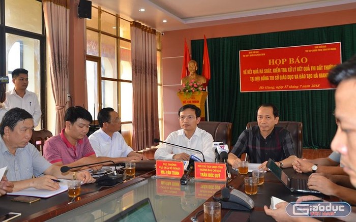 Họp báo chính thức công bố sai phạm điểm thi tại tỉnh Hà Giang. Ảnh: Duy Cường.