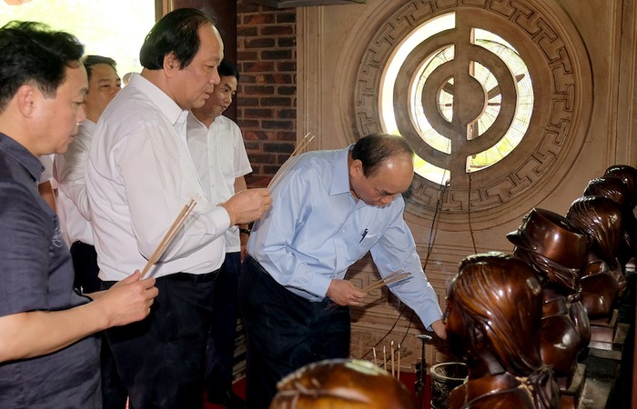 Thủ tướng Nguyễn Xuân Phúc thắp hương tưởng nhớ các anh hùng liệt sĩ đã hy sinh vì dân tộc. Ảnh: VGP