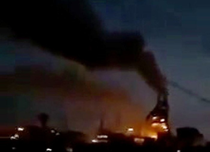 Cột khói nhà máy thép xả ra trong đêm được người dân ghi lại (ảnh cắt từ clip)