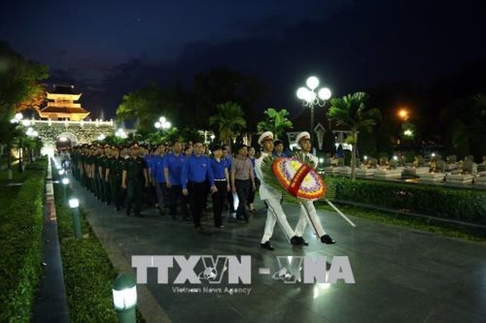 Đoàn viên thanh niên đến viếng và thắp hương tại Nghĩa trang A1 (tỉnh Điện Biên). Ảnh: Phan Tuấn Anh/TTXVN