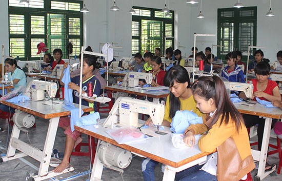 Lớp học nghề may ở Trung tâm Giáo dục thường xuyên và hướng nghiệp, dạy nghề Bắc Trà My. Ảnh: Baoquangnam.vn