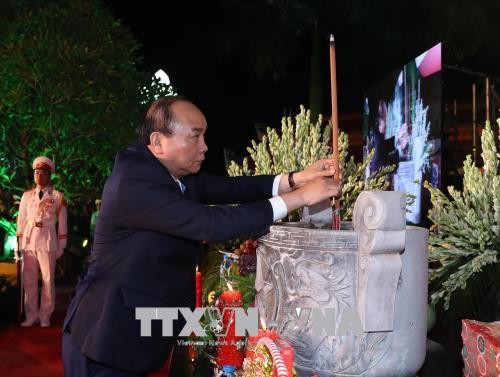 Thủ tướng Nguyễn Xuân Phúc và các đại biểu dâng hương, hoa tưởng nhớ các Anh hùng liệt sĩ. Ảnh: Thống Nhất/TTXVN