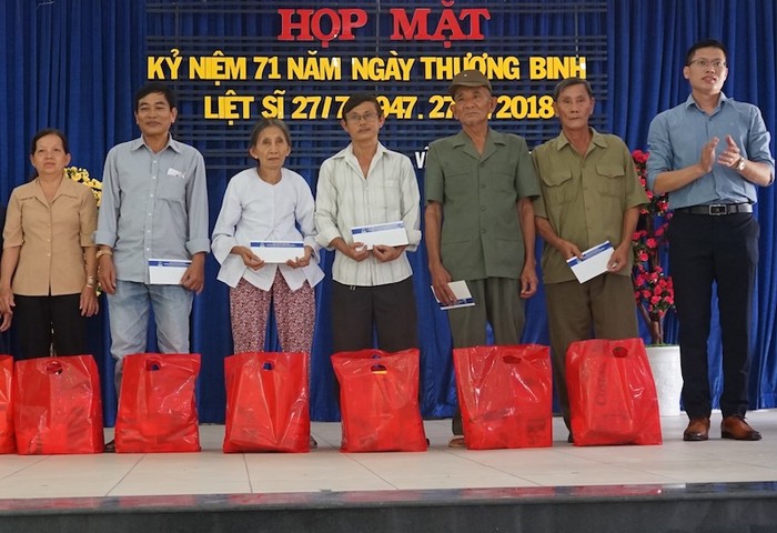 Đại diện Tân Hiệp Phát trao quà cho các gia đình chính sách ở phường Vĩnh Phú