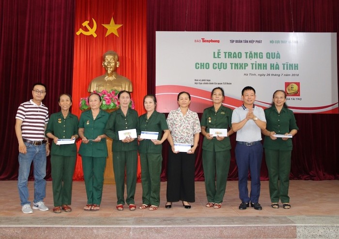 Trao tặng 200 phần quà đến các cựu thanh niên xung phong có hoàn cảnh khó khăn trên địa bàn Nghệ An và Hà Tĩnh
