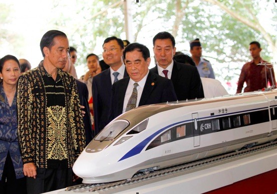 Tổng thống Indonesia, Widodo và Tổng Giám đốc Công ty đường sắt Trung Quốc, Sheng Guangzu dự Lễ khởi công tuyến tàu cao tốc Jakarta-Bandung tại tỉnh Tây Java, Indonesia (Nguồn: reuters.com)