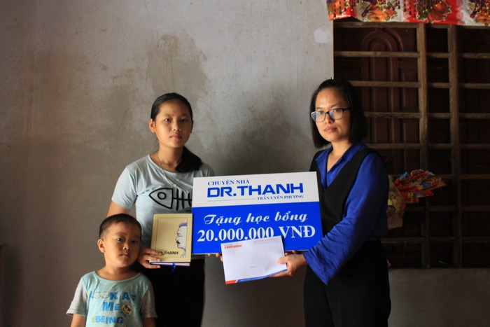 Đại diện học bổng “Chuyện nhà Dr Thanh” trao tặng 20 triệu đồng cho em Phan Thị Thương.
