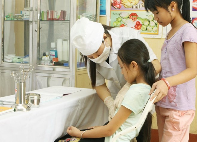 Mô hình y tế trường học góp phần tích cực trong việc chăm sóc sức khỏe ban đầu cho các học sinh tham gia Bảo hiểm y tế. (Ảnh: Dương Ngọc/TTXVN)