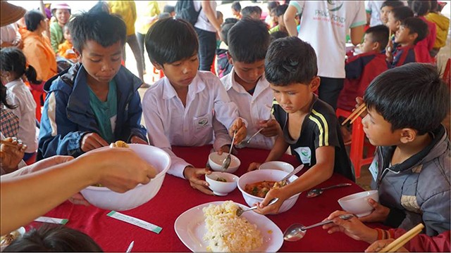 Tổ chức bữa ăn cho học sinh nghèo ở Hướng Hóa (Quảng Trị). Ảnh: Tác giả cung cấp