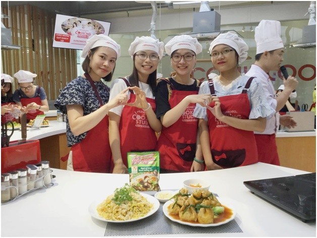 Các học viên hào hứng chụp ảnh cùng thành quả sau khi được hướng dẫn và thực hành cùng đầu bếp của Ajinomoto Việt Nam