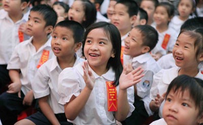 Hãy để học sinh được cảm nhận không khí vui vẻ của ngày khai giảng. Ảnh minh hoạ trên Hanoimoi.com.vn