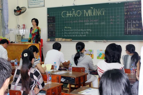 Các giáo viên thường là người trực tiếp thu các khoản tiền học. Ảnh minh họa: Giaoducthoidai.vn