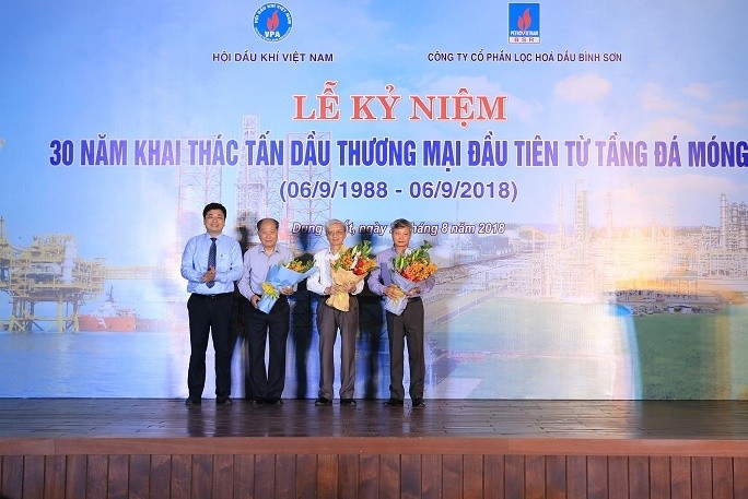 Tổng giám đốc BSR Trần Ngọc Nguyên tặng hoa tri ân nguyên lãnh đạo Tập đoàn