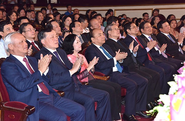 Thủ tướng Nguyễn Xuân Phúc và các đồng chí lãnh đạo Đảng, Nhà nước cùng các đại biểu dự chương trình.
