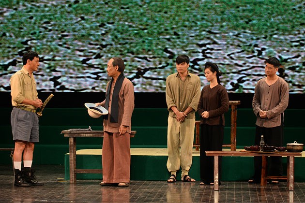 Các nghệ sĩ của Nhà hát kịch Hà Nội biểu diễn vở kịch “Câu chuyện thứ nhất” tại chương trình.