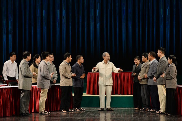 Các nghệ sĩ của Nhà hát kịch Hà Nội biểu diễn vở kịch “Bút chống tham ô” tại chương trình.