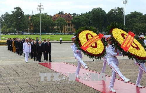 Đoàn đại biểu Đảng, Nhà nước đặt vòng hoa và vào Lăng viếng Chủ tịch Hồ Chí Minh. Ảnh: Dương Giang/TTXVN