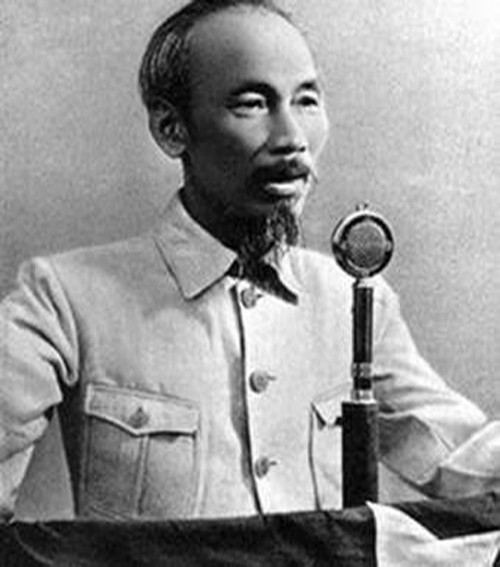 Ngày 2/9/1945, tại quảng trường Ba Đình, Chủ tịch Hồ Chí Minh đọc bản Tuyên ngôn độc lập khai sinh ra nước Việt Nam Dân chủ cộng hòa (nay là nước Cộng hoà Xã hội Chủ nghĩa Việt Nam). Ảnh: Tư liệu