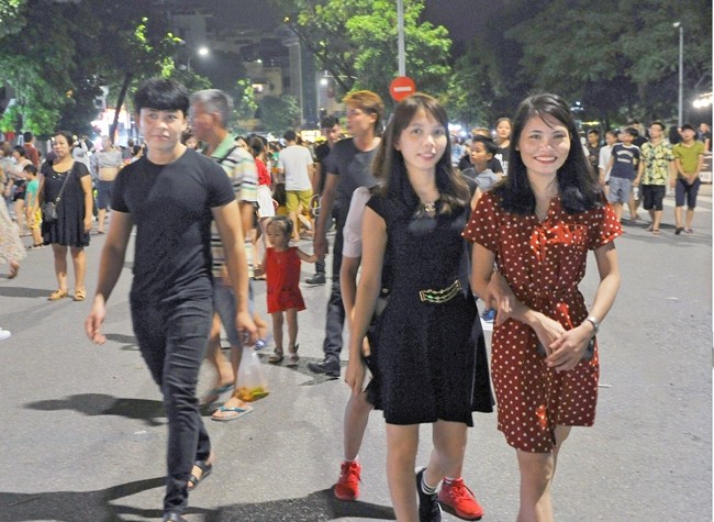 Người dân tham gia các hoạt động chào mừng Ngày Quốc khánh tại không gian phố đi bộ Hồ Gươm. Ảnh: ANH MINH/ Nhandan.com.vn