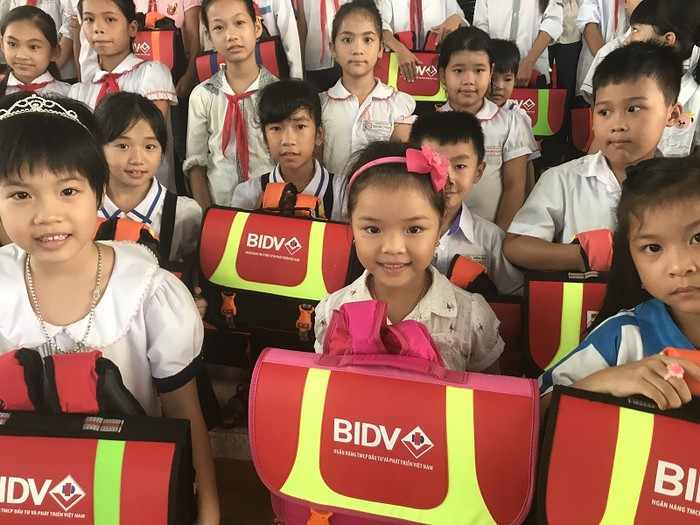 Niềm vui của các em học sinh Trường Tiểu học Tân Kỳ (Tứ Kỳ - Hải Dương) khi nhận những chiếc cặp phao cứu sinh của BIDV nhân dịp khai giảng năm học mới