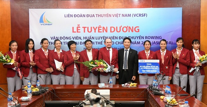 BIDV đã trao thưởng 100 triệu đồng cho đội tuyển Rowing nữ xuất sắc giành được huy chương vàng đầu tiên cho đoàn thể thao Việt Nam trong khuôn khổ ASIAD 18