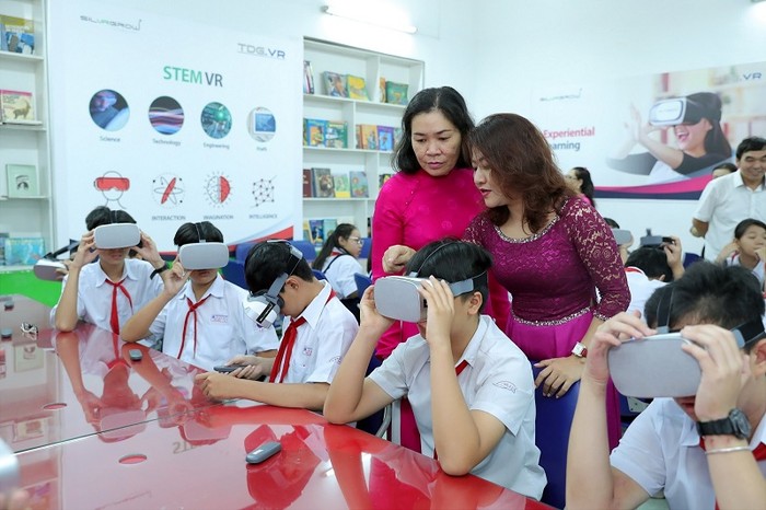 Tại Lễ khai giảng, Trường Trung học cơ sở Lê Quý Đôn Quận 3, Thành phố Hồ Chí Minh khánh thành phòng học STEM bằng kính thực tế ảo đầu tiên tại Việt Nam. Ảnh: Lý Võ Phú Hưng