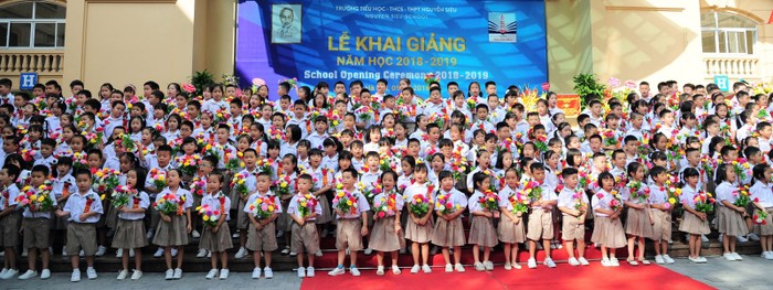 Màn đồng ca của các bạn học sinh lớp 1 trường Nguyễn Siêu trong ngày khai giảng.