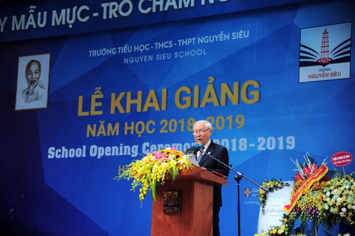 Chủ tịch Hội đồng Quản trị Trường Nguyễn Siêu - Nhà giáo Ưu tú Nguyễn Trọng Vĩnh phát biểu tại lễ khai giảng năm học 2018 - 2019.