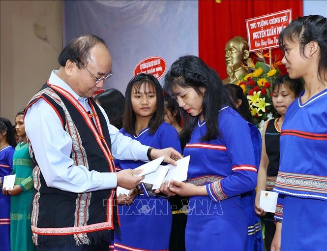 Thủ tướng Nguyễn Xuân Phúc tặng quà cho học sinh Trường Phổ thông Dân tộc nội trú huyện Tu Mơ Rông, tỉnh Kon Tum. Ảnh: Thống Nhất/TTXVN