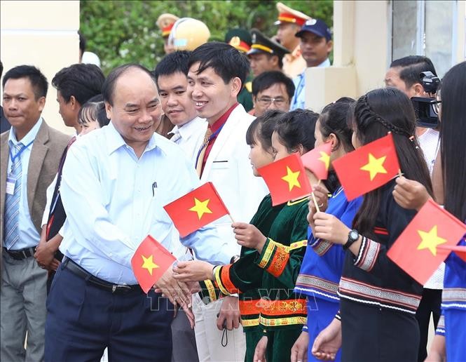 Thủ tướng Nguyễn Xuân Phúc với học sinh Trường Phổ thông Dân tộc nội trú huyện Tu Mơ Rông, tỉnh Kon Tum. Ảnh: Thống Nhất/TTXVN