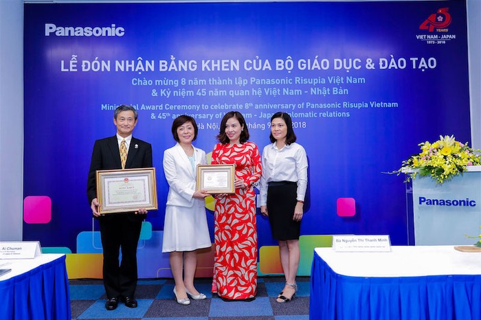 Ông Kazuhiro Matsushita – Tổng Giám đốc công ty Trách nhiệm hữu hạn Panasonic Việt Nam và bà Yoshiko Hamazaki nhận bằng khen và kỷ niệm chương từ Bộ Giáo dục và Đào tạo.