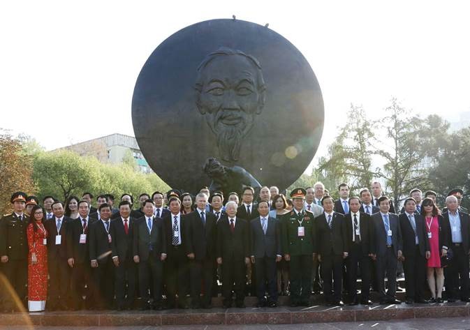Chủ tịch Hội đồng quản trị SHB Đỗ Quang Hiển vinh dự được chụp ảnh lưu niệm cùng Tổng Bí thư Nguyễn Phú Trọng và đoàn đại biểu cấp cao Việt Nam khi đến dâng hoa tại tượng đài Bác Hồ ở thủ đô Moscow.