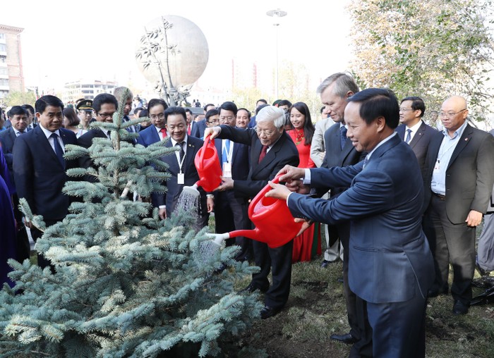 Chủ tịch Hội đồng quản trị SHB Đỗ Quang Hiển vinh dự được cùng Tổng Bí thư Nguyễn Phú Trọng và các đại biểu trồng cây lưu niệm trong khuôn viên Quảng trường Hồ Chí Minh.