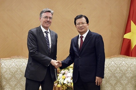 Phó Thủ tướng Trịnh Đình Dũng và ông Joachim von Amsberg, Phó Chủ tịch Ngân hàng Đầu tư Cơ sở Hạ tầng châu Á (AIIB) - Ảnh: VGP/Đoàn Bắc