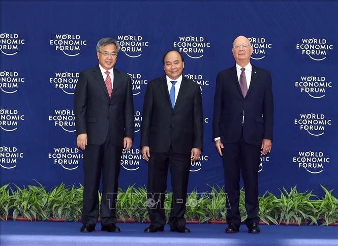 Thủ tướng Nguyễn Xuân Phúc (giữa) và Chủ tịch sáng lập WEF Klaus Schwab (bên phải) đón Phó Thủ tướng Quốc vụ viện Trung Quốc Hồ Xuân Hoa đến dự hội nghị. Ảnh: Thống Nhất/TTXVN