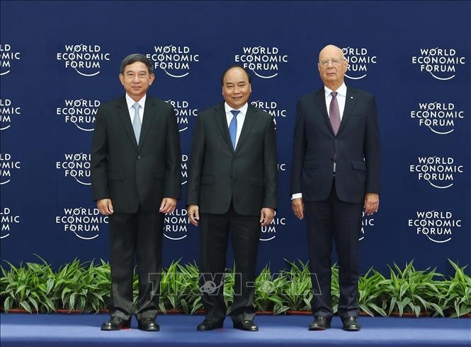 Thủ tướng Nguyễn Xuân Phúc (giữa) và Chủ tịch sáng lập WEF Klaus Schwab (bên phải) đón Phó Thủ tướng Thái Lan Prajin Juntong đến dự hội nghị. Ảnh: Thống Nhất/TTXVN