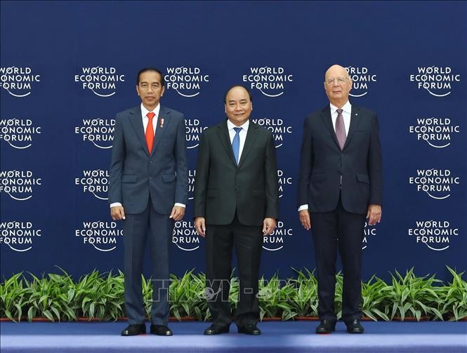 Thủ tướng Nguyễn Xuân Phúc (giữa) và Chủ tịch sáng lập WEF Klaus Schwab (bên phải) đón Tổng thống Indonesia Joko Widodo đến dự hội nghị. Ảnh: Thống Nhất/TTXVN