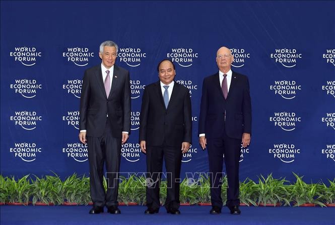 Thủ tướng Nguyễn Xuân Phúc (giữa) và Chủ tịch sáng lập WEF Klaus Schwab (bên phải) đón Thủ tướng Singapore Lý Hiển Long đến dự hội nghị. Ảnh: Thống Nhất/TTXVN