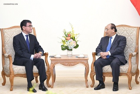 Thủ tướng Nguyễn Xuân Phúc và Bộ trưởng Ngoại giao Nhật Bản Taro Kono - Ảnh: VGP/Quang Hiếu