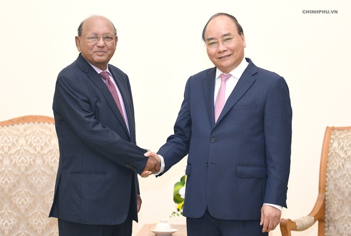 Thủ tướng Nguyễn Xuân Phúc tiếp Bộ trưởng Thương mại Bangladesh, ông Tofail Ahmed. Ảnh: VGP/Quang Hiếu