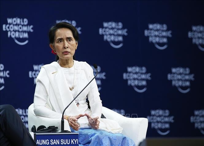 Cố vấn Nhà nước Myanmar Aung San Suu Kyi đàm luận với các đại biểu. Ảnh: Lâm Khánh/TTXVN