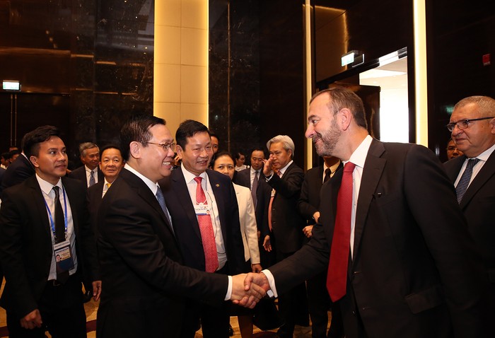 Phó Thủ tướng Vương Đình Huệ trao đổi với lãnh đạo các tập đoàn kinh tế hàng đầu thế giới. Ảnh: VGP/Thành Chung