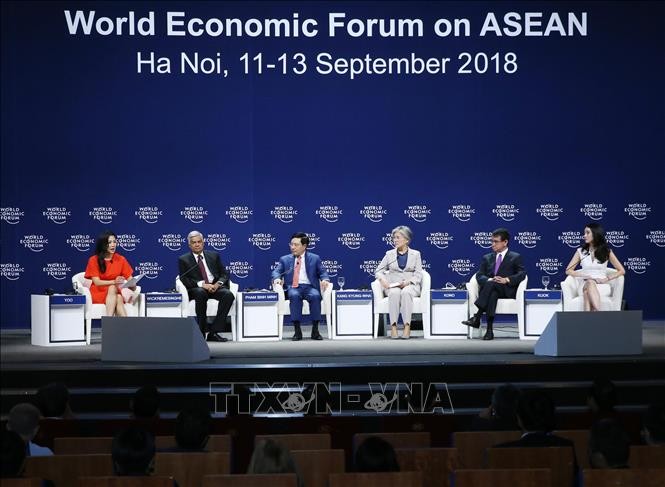 Ngoại trưởng Nhật Bản Taro Kono (thứ hai, từ phải sang) và các đại biểu tham gia phiên thảo luận với chủ đề: “Triển vọng Địa chính trị châu Á” trong khuôn khổ WEF ASEAN 2018 sáng 13/9. Ảnh: Lâm Khánh/TTXVN
