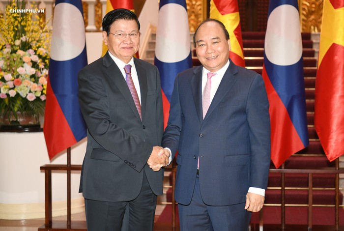 Thủ tướng Nguyễn Xuân Phúc tiếp Thủ tướng Lào Thongloun Sisoulith. Ảnh: VGP/Quang Hiếu