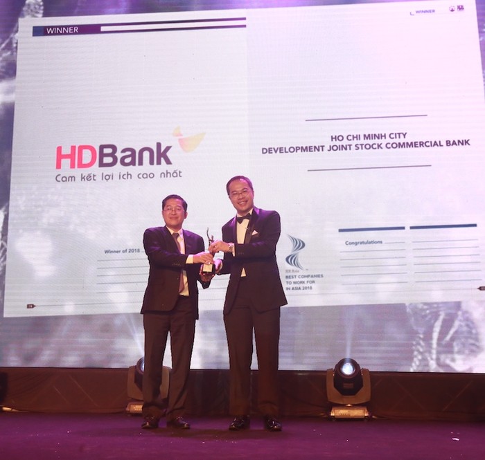Ông Phạm Quốc Thanh – Phó Tổng giám đốc HDBank (trái) đại diện lãnh đạo HDBank nhận giải thưởng ngân hàng có nơi làm việc tốt nhất Châu Á