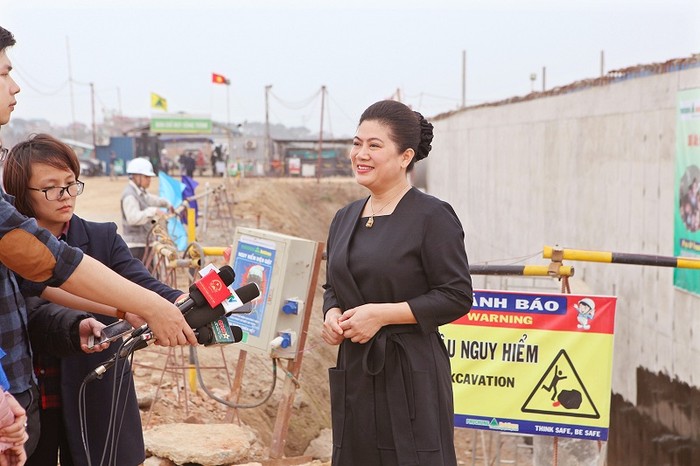 Bà Đỗ Thị Kim Liên - Chủ tịch Hội đồng quản trị Nhà máy nước mặt Sông Đuống cho biết, tiến độ của dự án được đảm bảo để dòng nước sạch được phát đúng vào ngày 10/10.