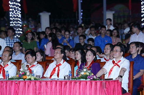 Chủ tịch Quốc hội Nguyễn Thị Kim Ngân dự Đêm hội Trăng rằm với thiếu nhi Hà Nội. Ảnh: Trọng Đức