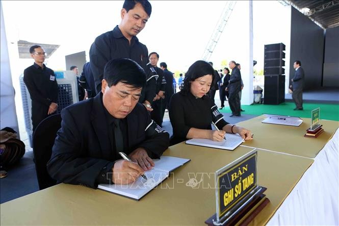 Đoàn Ban Chấp hành Đảng bộ tỉnh Ninh Bình ghi sổ tang tại lễ viếng Chủ tịch nước Trần Đại Quang.