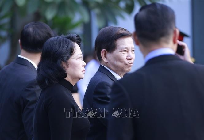 Quyền Chủ tịch nước Đặng Thị Ngọc Thịnh và nguyên Chủ tịch nước Nguyễn Minh Triết có mặt tại Nhà tang lễ quốc gia từ rất sớm.