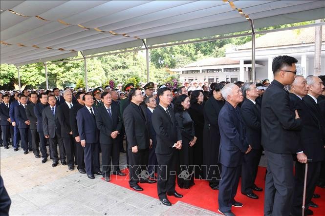 Các đồng chí lãnh đạo, nguyên lãnh đạo Đảng và Nhà nước lần lượt vào viếng Chủ tịch nước Trần Đại Quang.